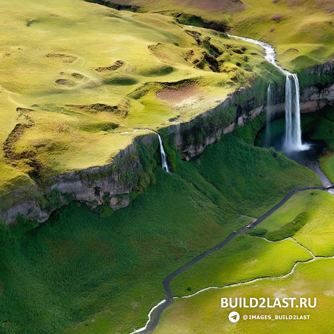Крутые скалы и бушующие водопады на фоне ледников в Исландии, снятые с дрона